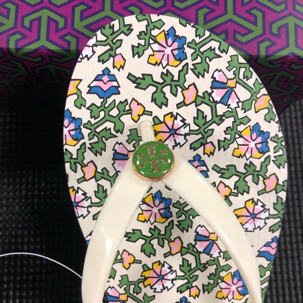 ๐ HP ๐ ๐ Tory Burch Wild Pansy New Ivory Flip Flops - Picture 3 of 9